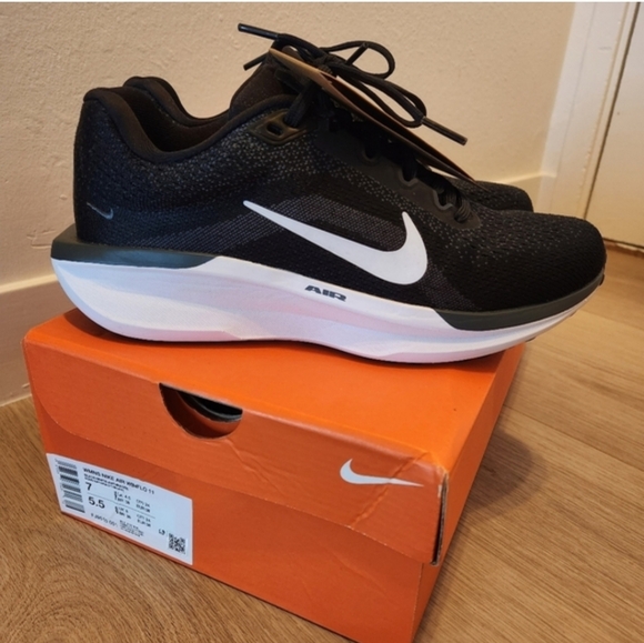 Nike Shoes - Women's Nike Air Winflo 11